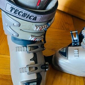 Tecnica X6 Women’s Ski Boots 9-9.5  size (304 mm, 260/265)